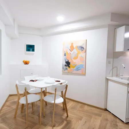 Private Entrance, Access Anytime, New Interior Lejlighed